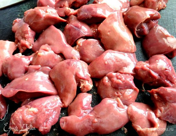 А в этой же сковороде начинаем обжаривать печень.