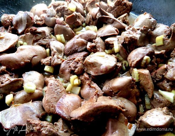 Сельдерей можно добавить и к печени,но обжаривать его не обязательно!