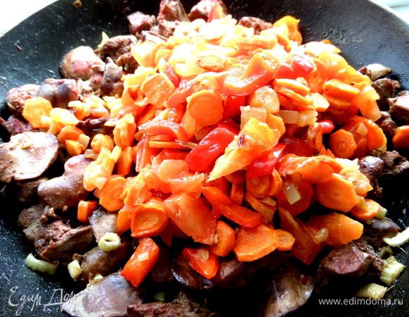 Перемещаем овощи назад в общую сковороду.