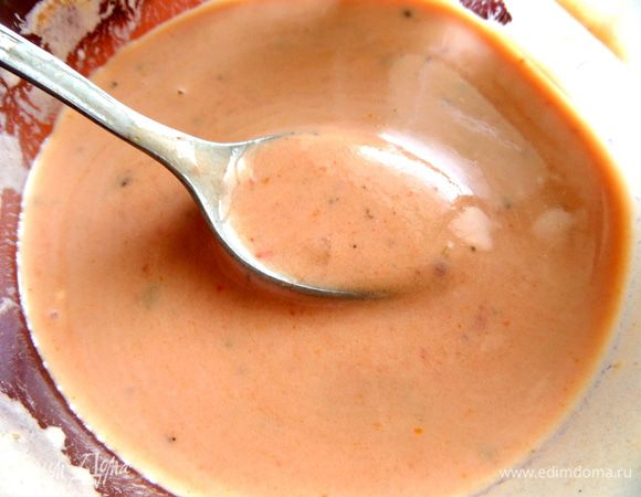 Постепенно вводим воду,помешивая.