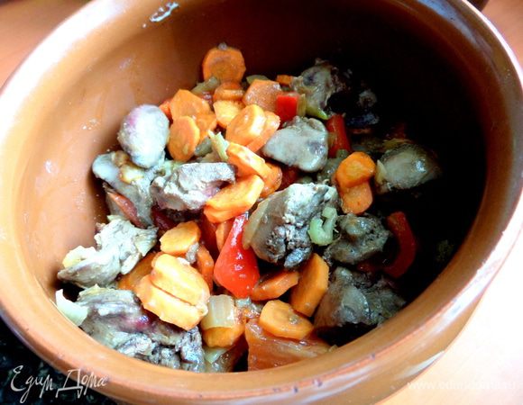 Берём два горшочка или один большой и накладываем печёночный состав,не до краёв.