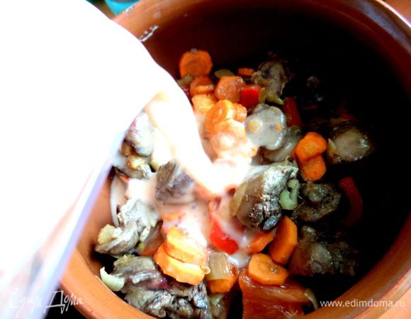 Заливаем сметанно-томатным соусом.