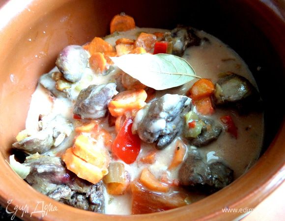 Добавляем по листику лаврушки на горшочек и ставим в духовку,накрыв крышками. Томим полчаса или дольше)))