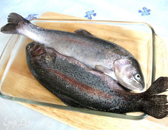 Форель очистить от чешуи, удалить жабры, выпотрошить. Отделить голову, хвост и плавники. 