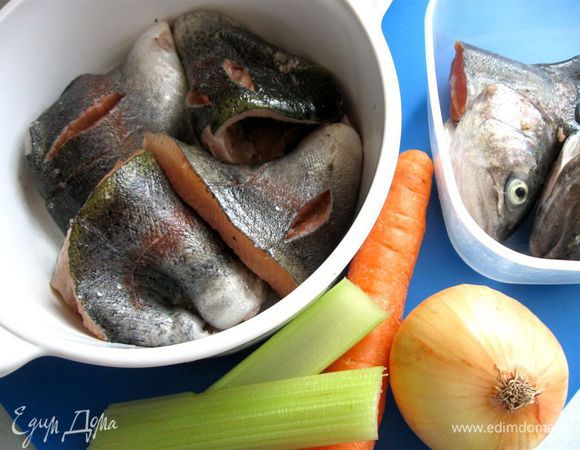 Сделать глубокий надрез вдоль хребтовой кости, разделать на филе. Очистить лук и морковь. Стебель сельдерея и петрушку вымыть, отделить листики петрушки от стеблей.

