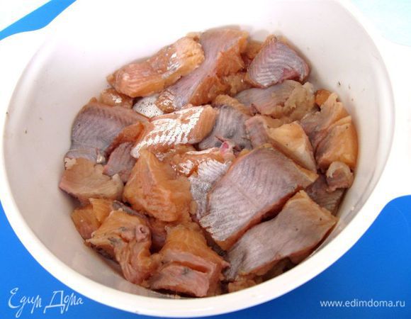  Снять со шкурки, вынуть большие кости. Затем удалить маленькие кости, нарезать порционно, убрать на время  в холодильник, закрыв посуду крышкой.

