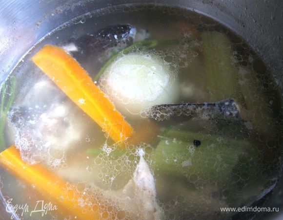 Голову, хвост, плавники, шкурки и кости форели положить в кастрюлю, туда же добавить перец горошком, морковь (1 шт.), лук (1 шт.), стебель сельдерея (1 шт.), налить воду, чтобы она закрывала содержимое  на 3 пальца, поставить на средне - сильный огонь. Довести до кипения, снять пену, убавить огонь, положить стебли петрушки.  Варить 30 мин. без крышки.