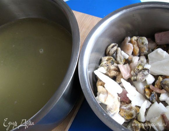  Процедить бульон через сито.