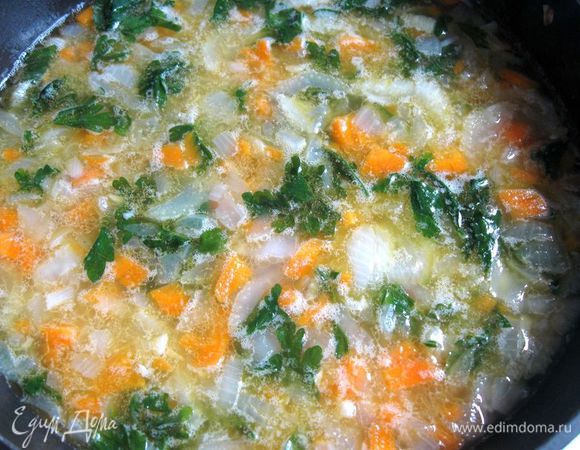 Разогреть в сковороде с толстым дном оливковое масло, обжарить на небольшом огне лук, морковь, сельдерей, чеснок и листики петрушки примерно минут 5. Добавить свежемолотый черный перец (можно заменить кайенским), соль. Влить вино.