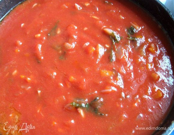 После этого добавить пассированные томаты (можно заменить томатами в собственном соку, только измельчить содержимое банки) и готовить 5 мин.