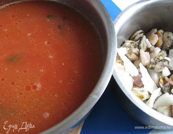 Влить в  бульон содержимое сковороды, довести до кипения. Уменьшить огонь и варить 15 мин. Добавить в кастрюлю  со слегка кипящей жидкостью коктейль из морепродуктов, кусочки форели и варить  7 – 8  мин. на небольшом огне.
