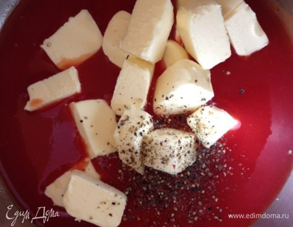 Для начала приготовим эклеры.
Разогреем духовку до 200 градусов.
В кастрюле соединим томатный сок, нарезанное кусочками сливочное масло, соль и перец.