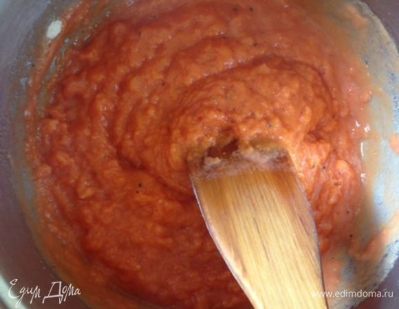 Поставим кастрюлю на огонь и, помешивая деревянной ложкой, доведем до кипения.