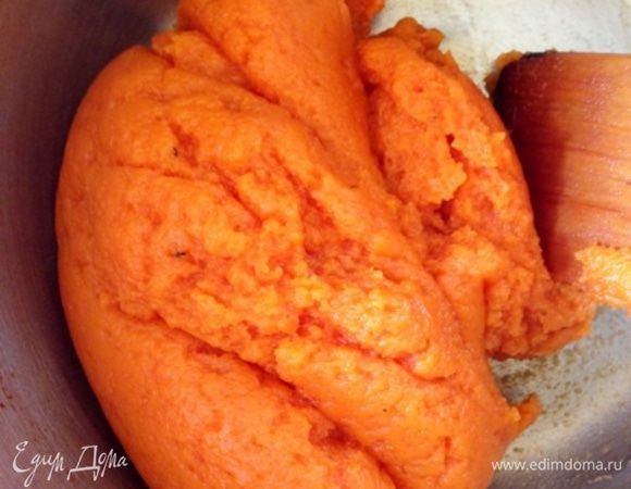 Всыплем просеяную муку и интенсивно мешаем, пока не начнет формироваться плотная масса. Мешаем массу до тех пор, пока на дне кастрюли не сформируется тестяной шар, с легкостью отстающий от стенок.