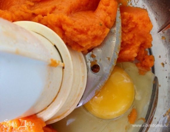 Снимаем с огня и остужаем, пока оно не станет приятно теплым, чтобы яйца не свернулись. Я для ускорения процесса провернула тесто в комбайне. По одному добавляем в тесто яйца, каждый раз тщательно перемешивая.