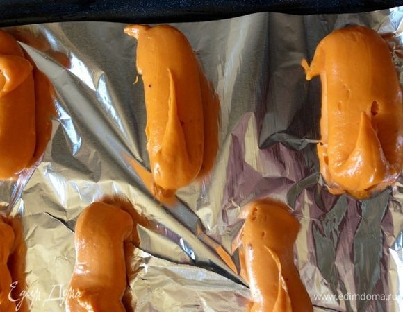 Выдавливаем тесто, воспользовавшись кулинарными принадлежностями или просто пакетом со срезанным концом, на застеленный пергаментом противень полосками длиной около 10 см и шириной около 3 см. У меня вышло 10 штук.