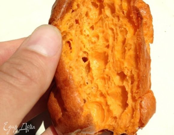 Вот такие красновато-золотистые эклеры получаются в итоге. Даем им остыть, а пока займемся кремом.