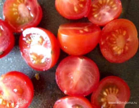 Нарежем помидорки черри пополам. 