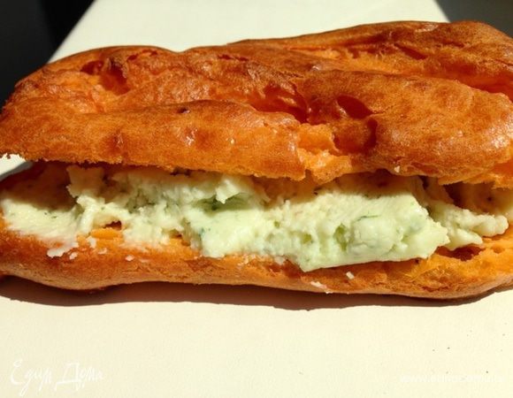 Затем разрезаем эклеры с одной стороны вдоль и заполняем их кремом.