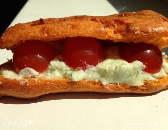 Поверх крема кладем помидорки черри.....