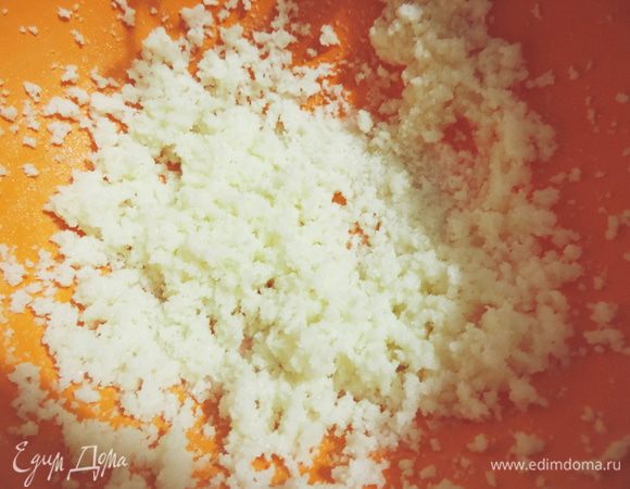 Размягченное сливочное масло растираем с сахаром и ванилином.