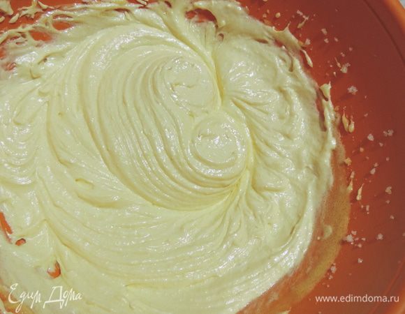 Теперь по одному добавляем желтки и взбиваем до получения светлой, воздушной, кремообразной массы. 