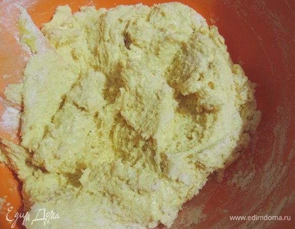 Теперь просеиваем сверху сразу всю муку и аккуратно перемешиваем лопаткой. Тесто получается довольно густым.
