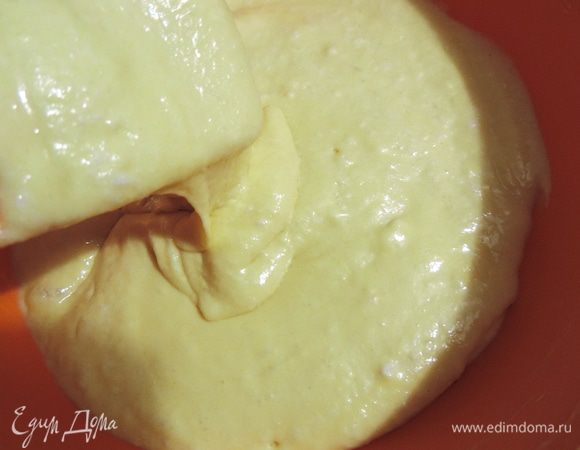 Теперь вводим 1/4 часть взбитых белков и аккуратно перемешиваем, чтоб сделать тесто более нежным и воздушным. Затем вводим еще 1/4 часть белков и также аккуратно перемешиваем.  За последний прием вводим оставшиеся белки. Получаем воздушное тесто, которое стекает с лопатки лентой.