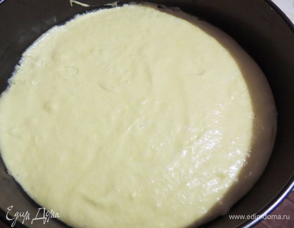 Форму диаметром 24 см выстилаем пергаментом для выпечки. Выпекаем бисквит примерно 30 минут в разогретой до 180 градусов духовке. Готовность проверить деревянной палочкой.