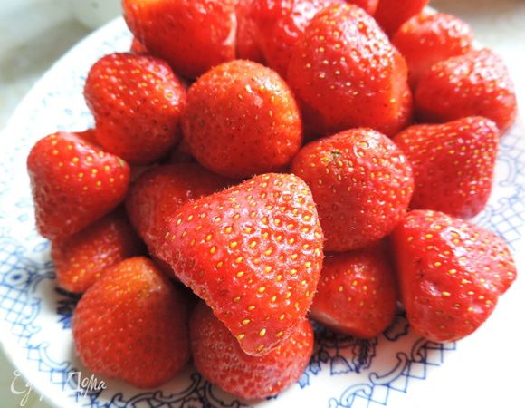 Замачиваем желатин в холодной воде. У меня мусс получился очень нежным. Если хотите, чтоб он был более плотным, можете добавить еще 5 граммов желатина. Клубнику, моем, перебираем, удаляем хвостики. 