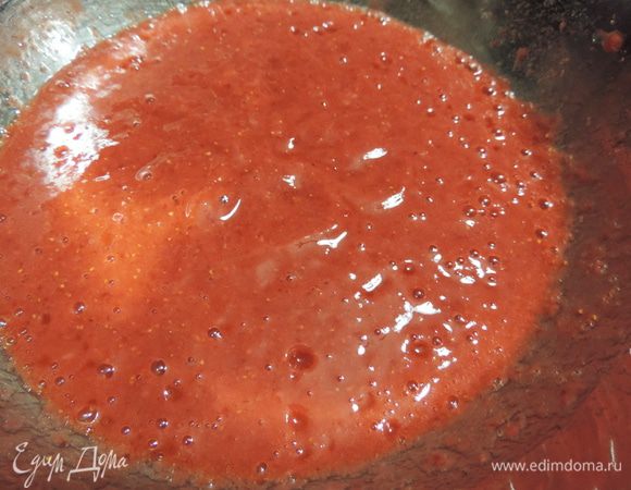 Я оставила 250 граммов целой клубники для прослойки. Остальную клубнику пюрируем при помощи блендера.