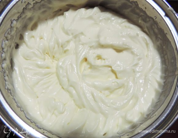 Кроме того, сметану берите с жирностью 25% и выше!!! иначе вы ее просто не взобьете! И если есть возможность, постарайтесь выбрать менее кислую. Сметану взбиваем с сахаром до устойчивых пиков и растворения сахара.