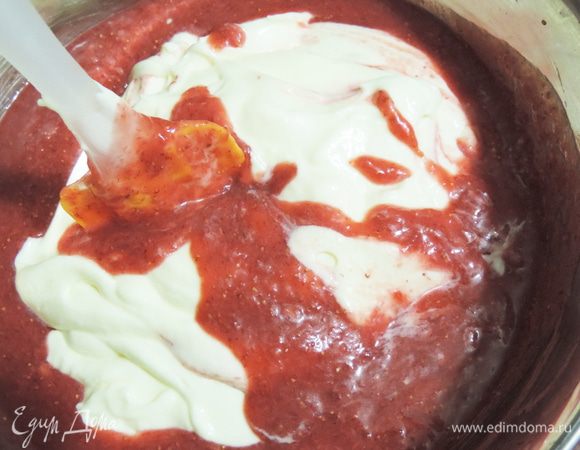 Желатин растворяем на водяной бане. Добавляем немного клубничного пюре в желатин и размешиваем до однородности. Теперь смешиваем его с остальным пюре. И аккуратно смешиваем со взбитой сметаной.