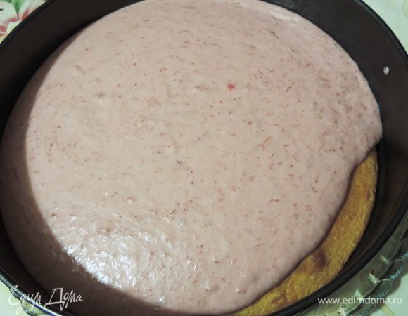 Кладем остывший бисквит на блюдо, заключаем его в кольцо или бортик разъемной формы. Выливаем половину мусса на корж. 