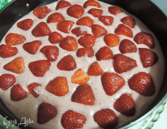 Теперь выкладываем сверху разрезанную на половинки клубнику.