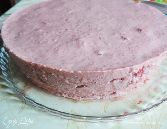 Заливаем все оставшимся муссом и отправляем в холодильник минимум на два часа, лучше на ночь. Когда мусс полностью застынет, освобождаем торт от бортиков формы. Я просто провожу ножом вдоль бортика и снимаю кольцо. Можно обдуть бока формы феном, но я ленюсь)