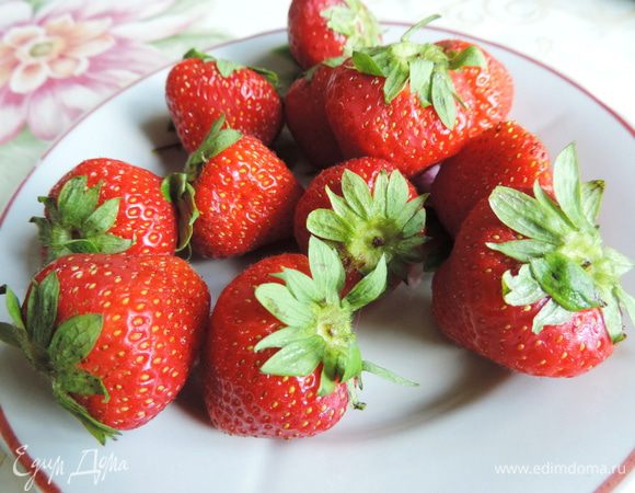 Теперь приступим к украшению. Выберем самые красивые ягодки клубники одинакового размера. Аккуратно помоем и обсушим их при помощи бумажного полотенца.