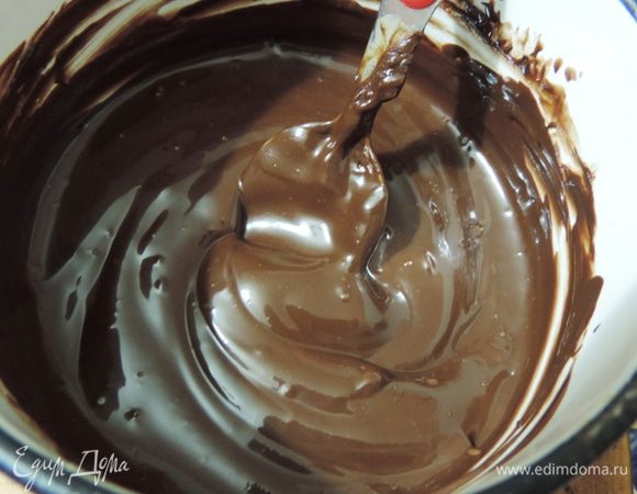 Для глазури лучше брать кондитерскую глазурь в плитках, дисках или капельках. Можно взять и шоколад, но он хуже застынет на торте и будет более мягким. Растапливаем на медленном огне глазурь с молоком и маслом. перемешиваем до однородности.