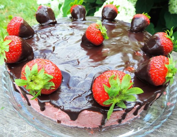 А в это время покрываем оставшейся глазурью торт, давая ей стекать на бока торта и образовывать потеки. Сверху украшаем клубникой в шоколаде. Наш торт готов. Перед подачей рекомендую его хорошенько охладить.