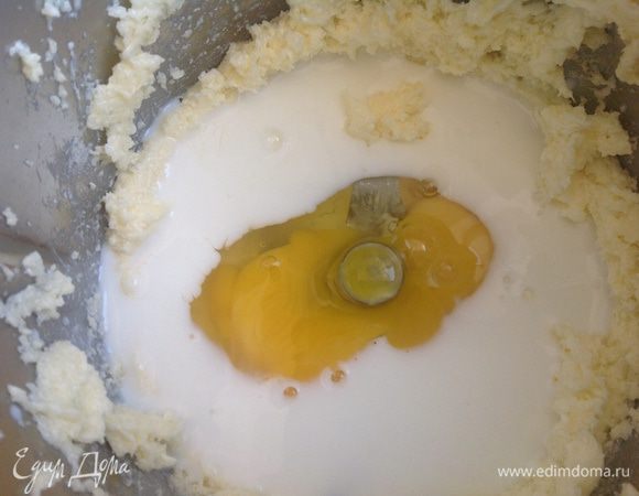 Добавьте молоко и яйца, и еще раз хорошо взбейте.