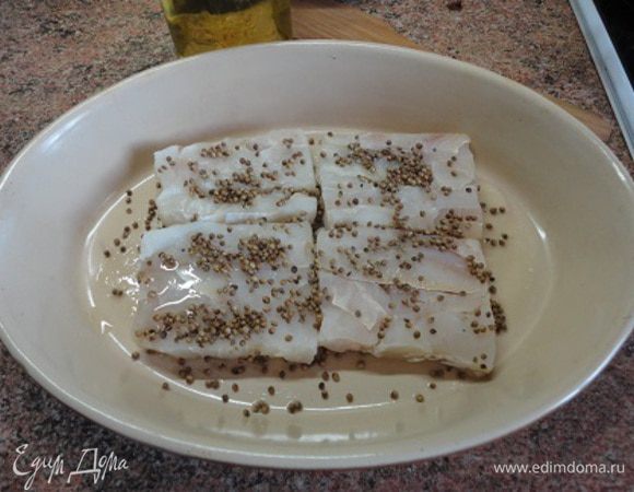 Зерна кориандра слегка обжарить на сухой сковороде (около 2-3 минут), смешать с солью. Филе трески тщательно обсушить, натереть смесью кориандра и соли.
Форму для запекания смазать оливковым маслом, выложить в нее рыбу.