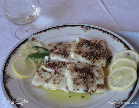 Закрыть крышкой или пищевой фольгой. Запекать при температуре 190 градусов в течение 15 минут.
Лимонный сок смешать с двумя столовыми ложками оливкового масла. При подаче горячую рыбу сбрызнуть лимонным соусом.