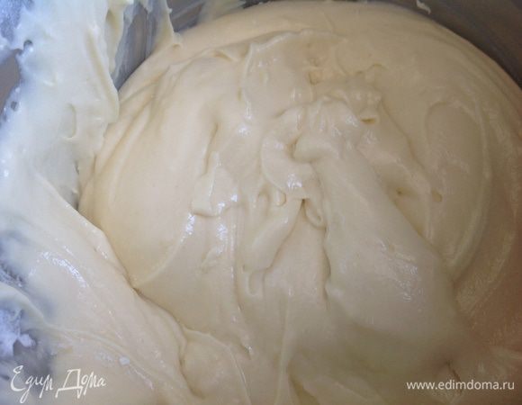 Добавьте муку, разрыхлитель и ванилин. Хорошо размешайте, тесто должно получится консистенции густой сметаны.