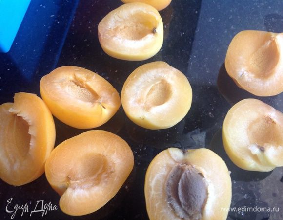 Абрикосы разделите на половинки, удалите косточки.