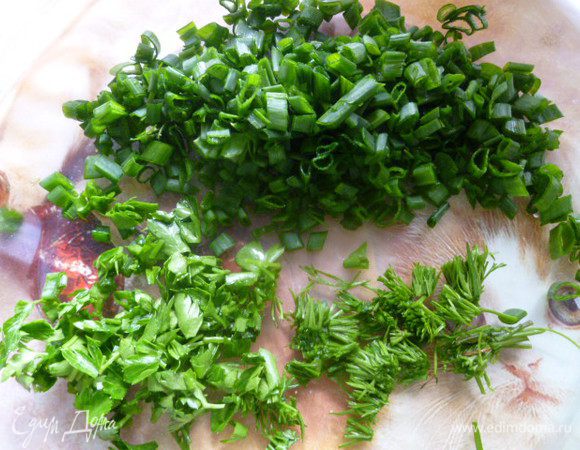 Приготовить зелень. У меня укроп, петрушка и зеленый лук. Я помыла и нарезала.