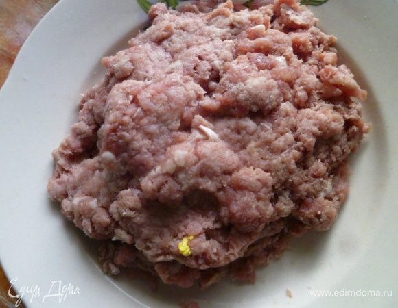 Фарш, у меня свиной, посолить по вкусу и хорошо вымесить.