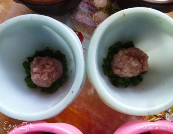 Формочки для кексов, у меня силиконовые, смазать сливочным маслом. Если силиконовые, то не обязательно.
На дно насыпаем зеленый лук, сверху фрикадельку из фарша.