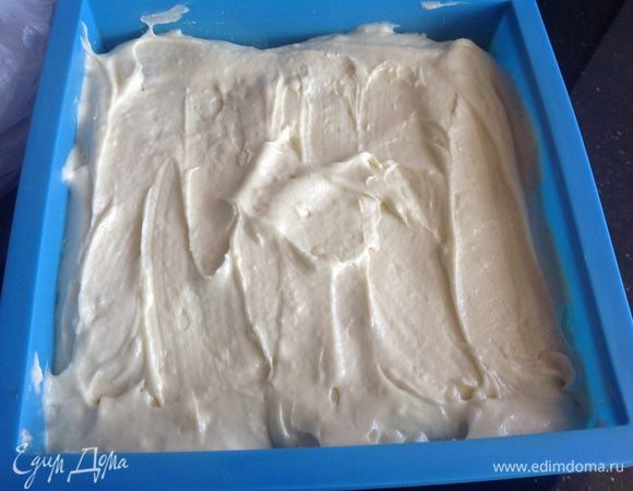 Сверху выложите тесто, разровняйте. Выпекайте в духовке, примерно 50 минут. Готовность проверьте зубочисткой.