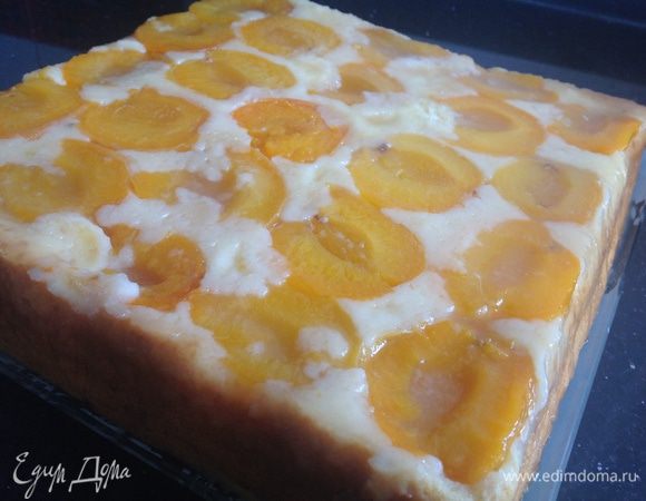 Достаньте из духовки, остудите. Выложите перевернув на тарелку.