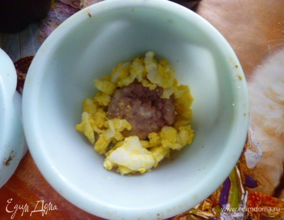 Сверху можно насыпать немного вареного яйца, но можно пропустить этот шаг.